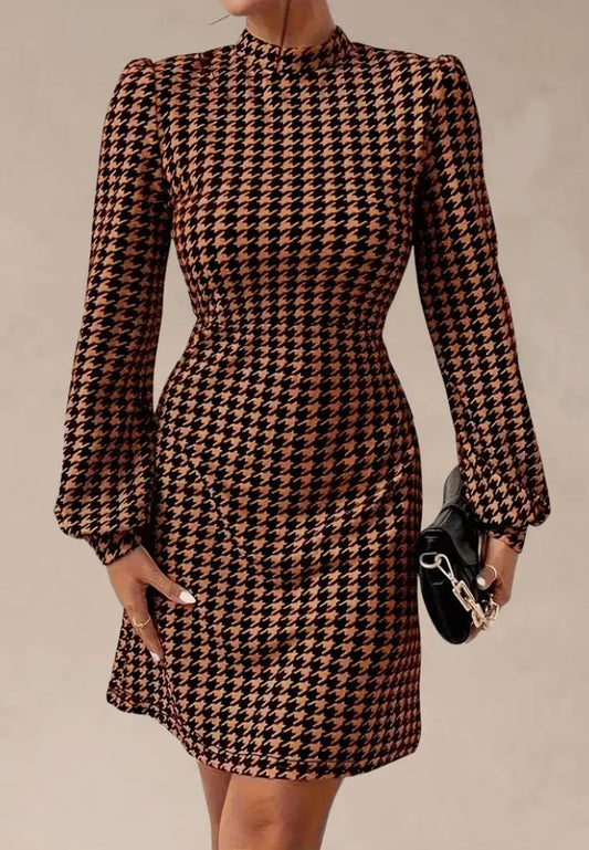 Brązowa sukienka w pepitkę z długim rękawem i stójką