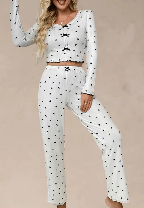 Biały komplet piżamowy damski z długim rękawem i spodniami w serduszka