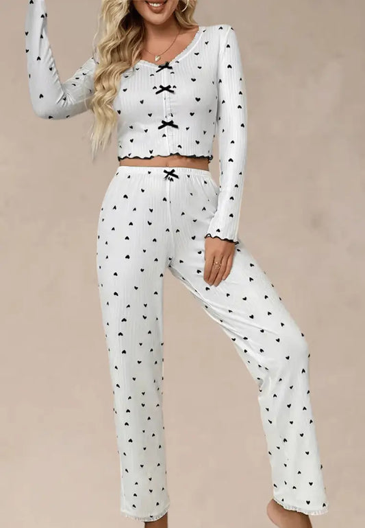 Biały komplet piżamowy damski z długim rękawem i spodniami w serduszka