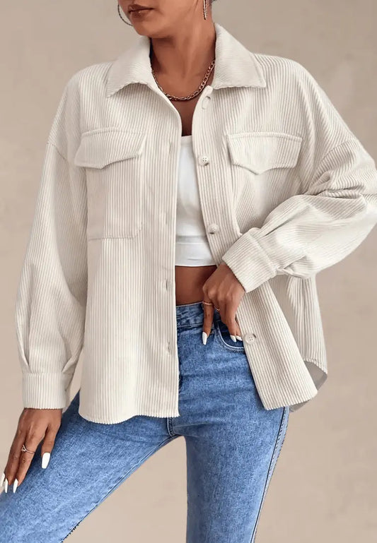 Kremowa koszula damska sztruksowa z kieszeniami i długim rękawem