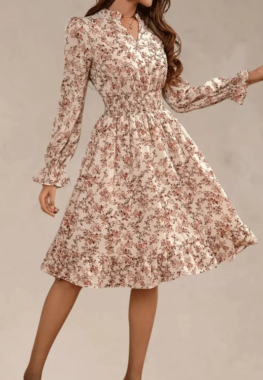 Kremowa sukienka midi w kwiaty z gumką w talii i długim rękawem