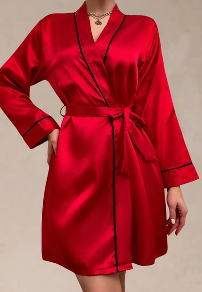 Czerwony szlafrok damski satynowy z długim rękawem i wiązaniem w pasie