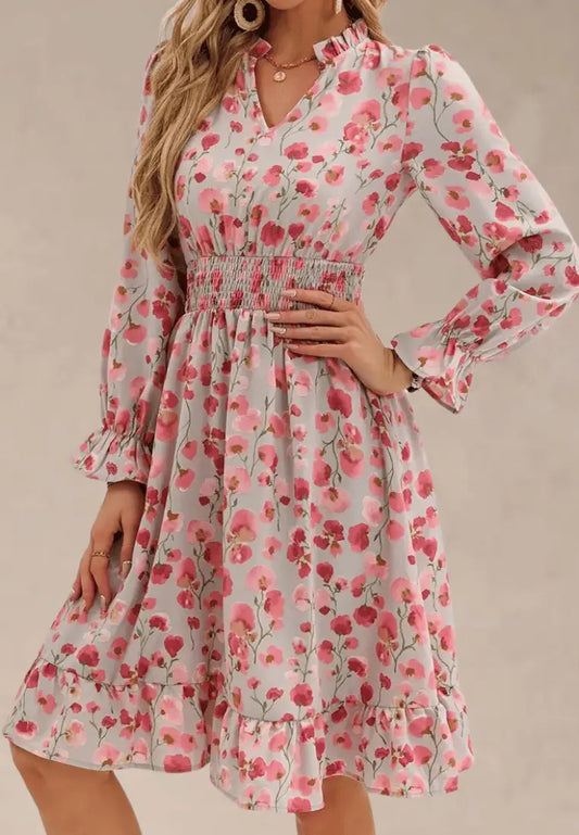 Różowa sukienka z kwiatami falbanką i gumką w talii midi fason