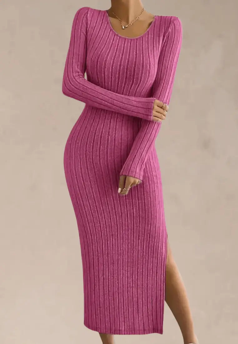 Różowa sukienka dzianinowa dopasowana z rozcięciem na nodze