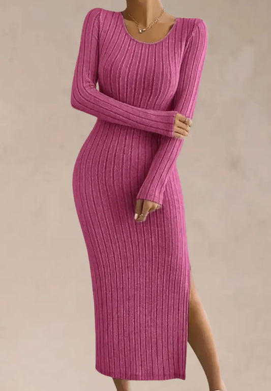 Różowa sukienka dzianinowa dopasowana z rozcięciem na nodze