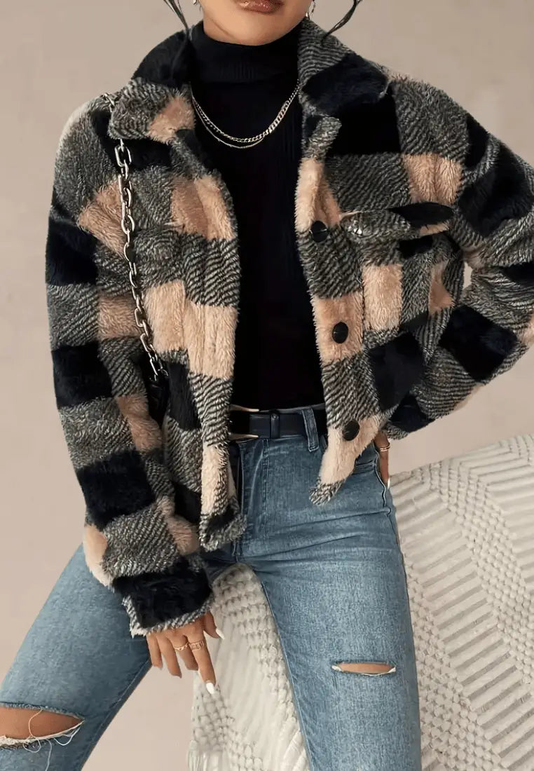 Czarno-beżowa kurtka damska polarowa krótka w kratę z guzikami