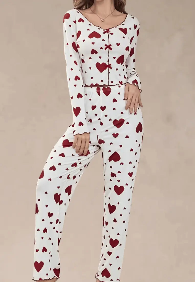 Biały komplet piżamowy damski z długim rękawem i długimi spodniami w czerwone serca