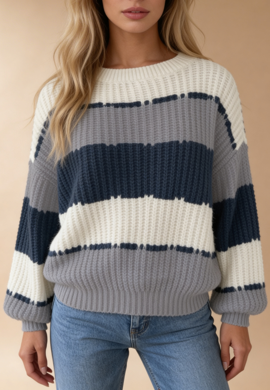 Biało-szary sweter damski w granatowe pasy z okrągłym dekoltem