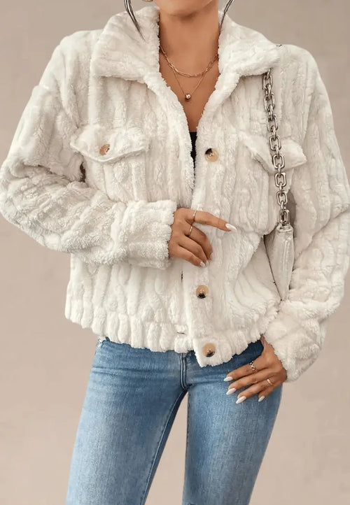 Kremowa kurtka damska polarowa oversize z guzikami do pasa