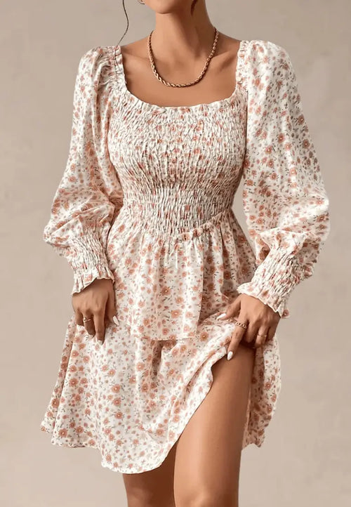 Beżowa sukienka w kwiaty z bufiastym rękawem i marszczeniem