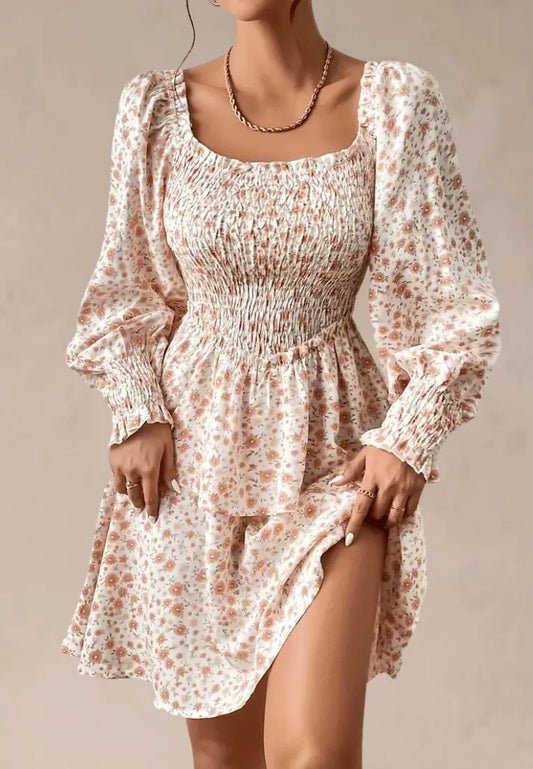 Beżowa sukienka w kwiaty z bufiastym rękawem i marszczeniem