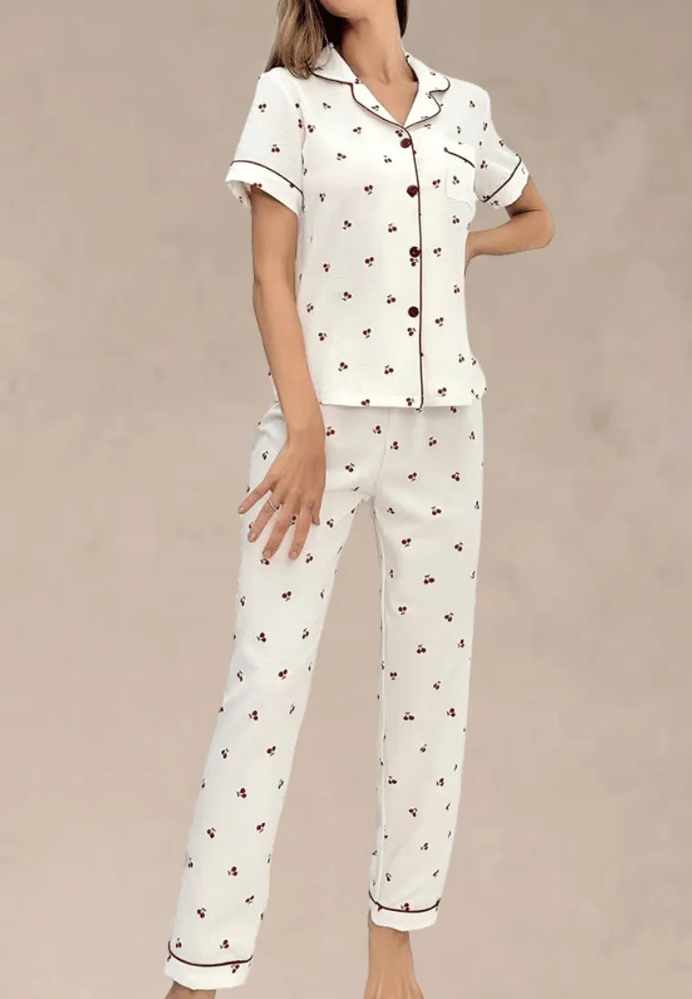 Biały komplet piżamowy damski z krótkim rękawem i długimi spodniami w wiśnie