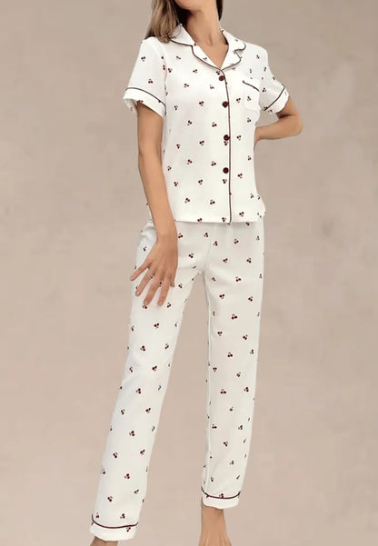 Biały komplet piżamowy damski z krótkim rękawem i długimi spodniami w wiśnie