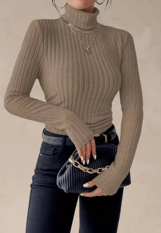 Beżowy golf damski prążkowany z elastycznej dzianiny i długim rękawem