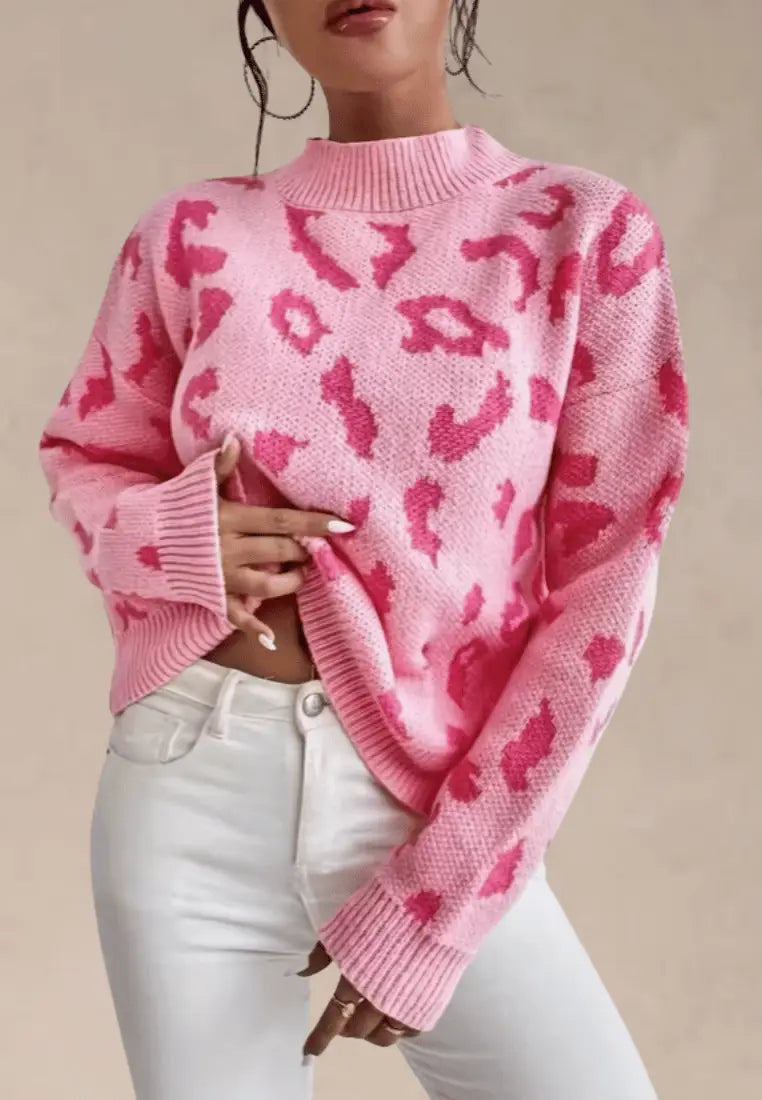 Różowy sweter damski z półgolfem i wzorem panterki