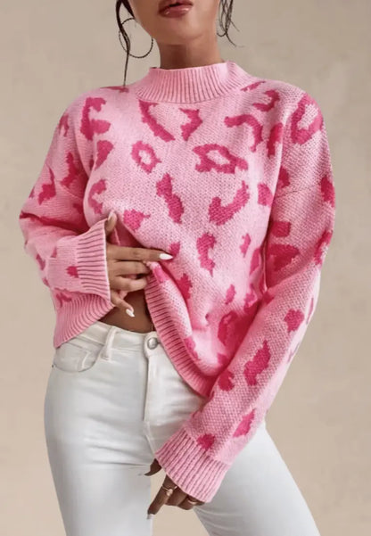 Różowy sweter damski z półgolfem i wzorem panterki