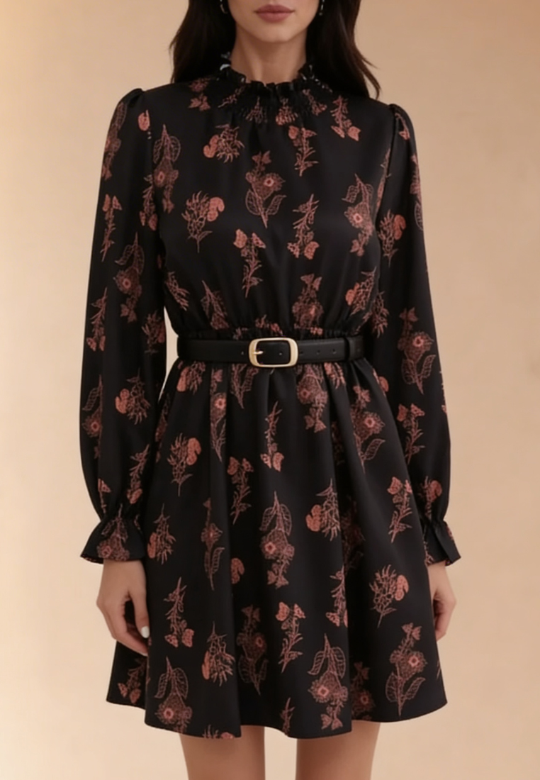 Czarna sukienka w kwiaty z paskiem i stójką