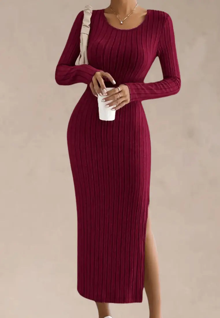 Bordowa sukienka dzianinowa dopasowana z rozcięciem na nodze