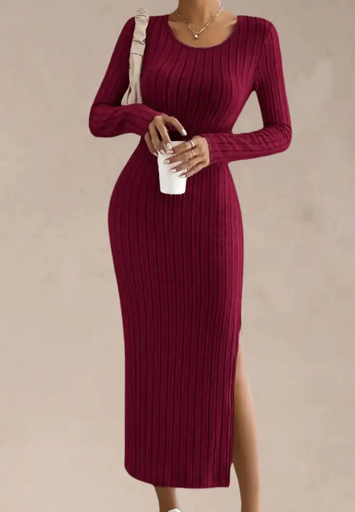 Bordowa sukienka dzianinowa dopasowana z rozcięciem na nodze