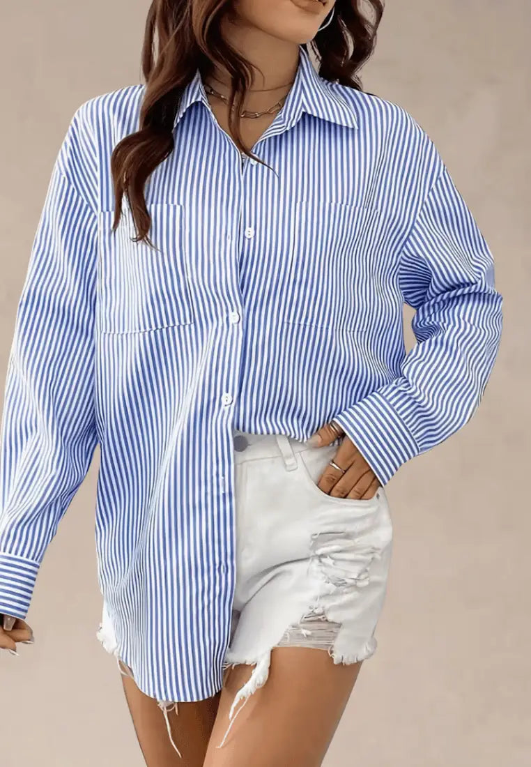 Niebieska koszula damska w paski oversize z kieszeniami i guzikami
