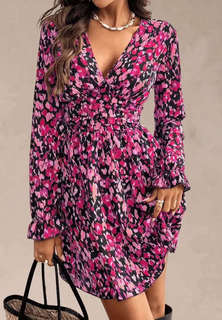 Różowa sukienka z printem kopertowa marszczona z długim rękawem