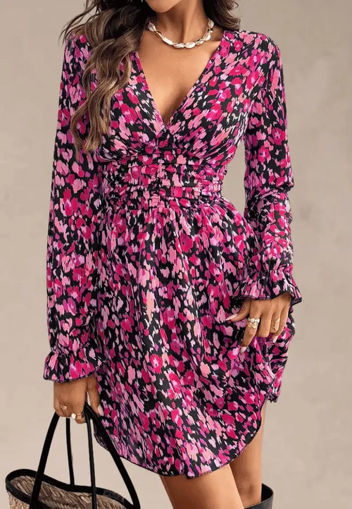 Różowa sukienka z printem kopertowa marszczona z długim rękawem