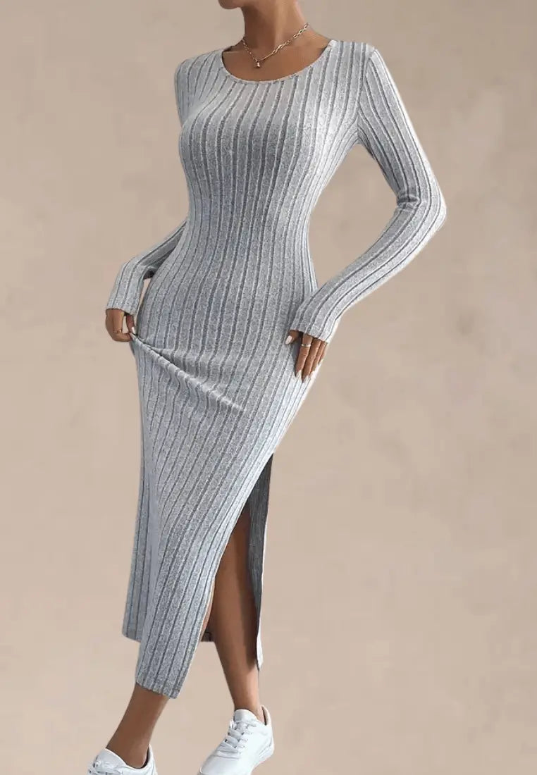 Szara sukienka dopasowana midi z prążkowanej dzianiny i rozcięciem