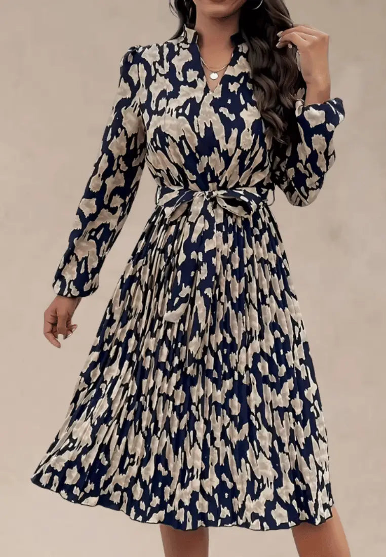 Granatowo‑beżowa sukienka midi w animal print z paskiem i długim rękawem