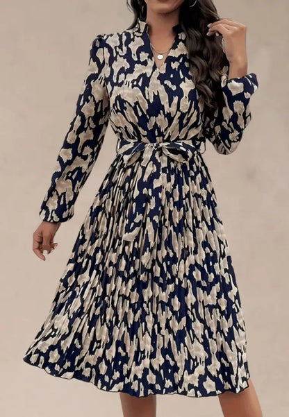 Granatowo‑beżowa sukienka midi w animal print z paskiem i długim rękawem