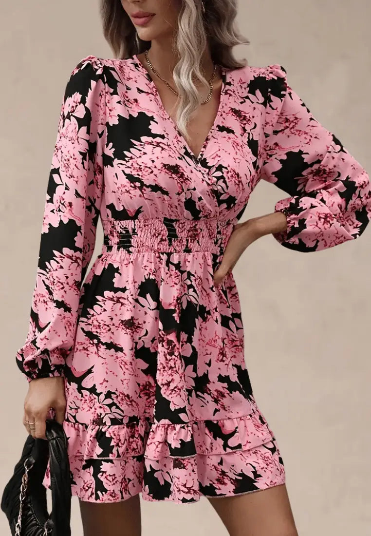 Różowa sukienka z czarnym wzorem, falbanką i długim rękawem