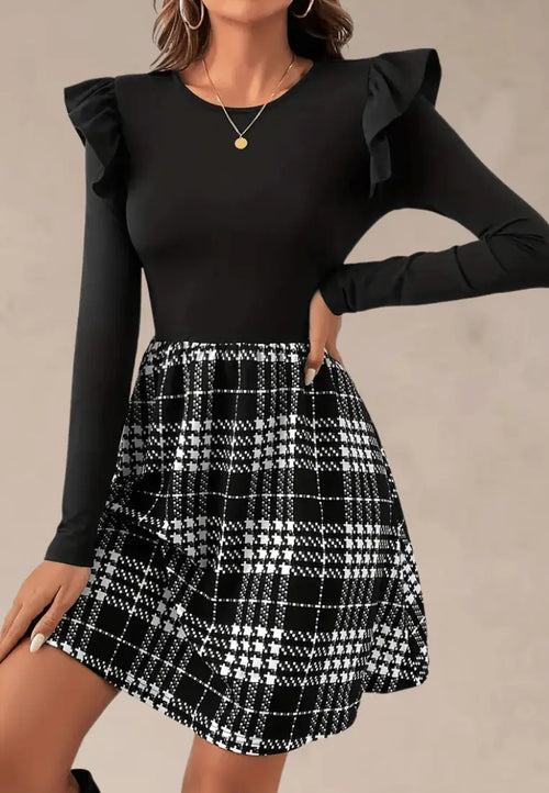 Czarna sukienka z kratkową spódnicą długi rękaw z falbankami