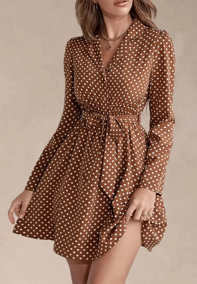 Brązowa sukienka w groszki z kołnierzykiem i wiązaniem w talii