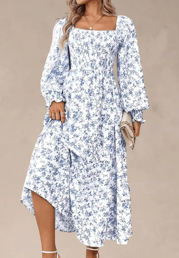 Biała sukienka maxi w niebieskie kwiaty z bufiastym rękawem