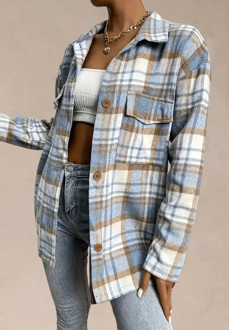 Niebieska koszula damska flanelowa w kratę z kieszenią i długim rękawem