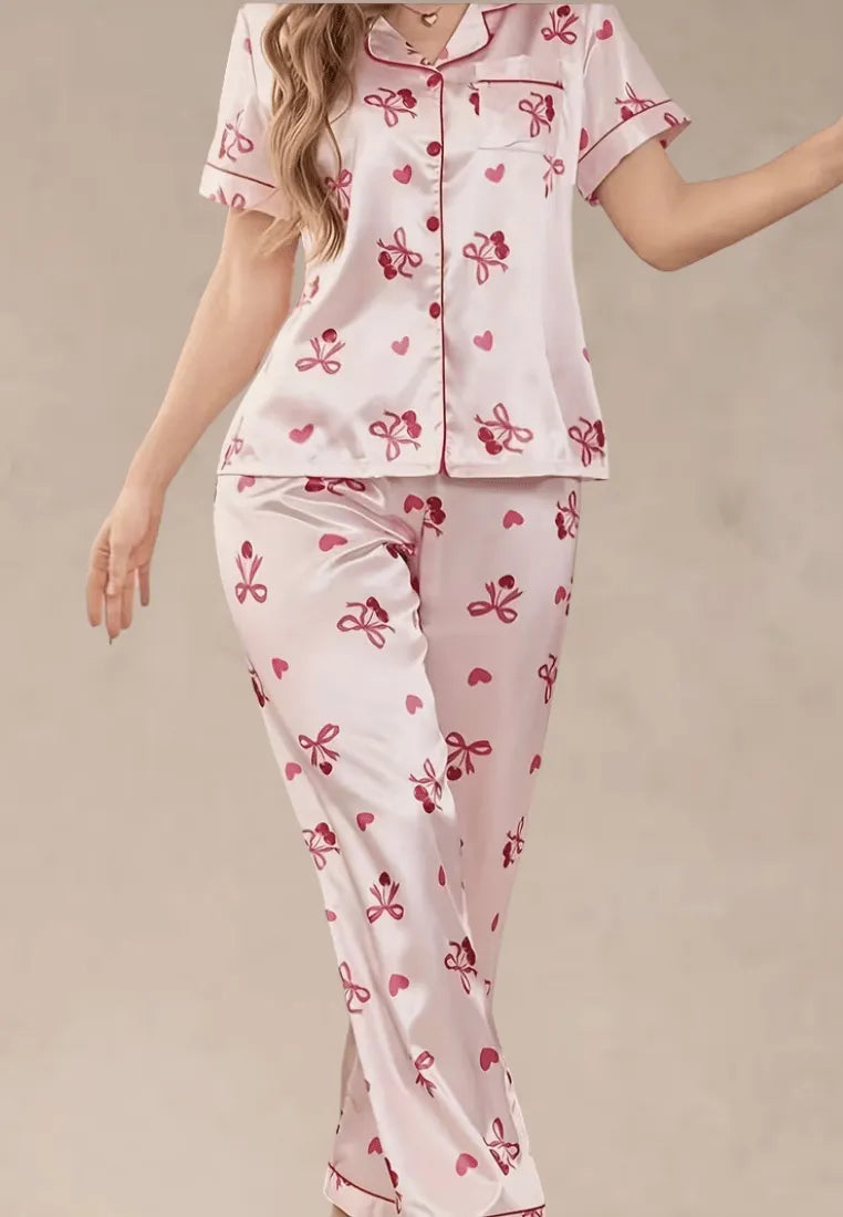 Różowy komplet piżamowy damski z krótkim rękawem i spodniami w serduszka i kokardki