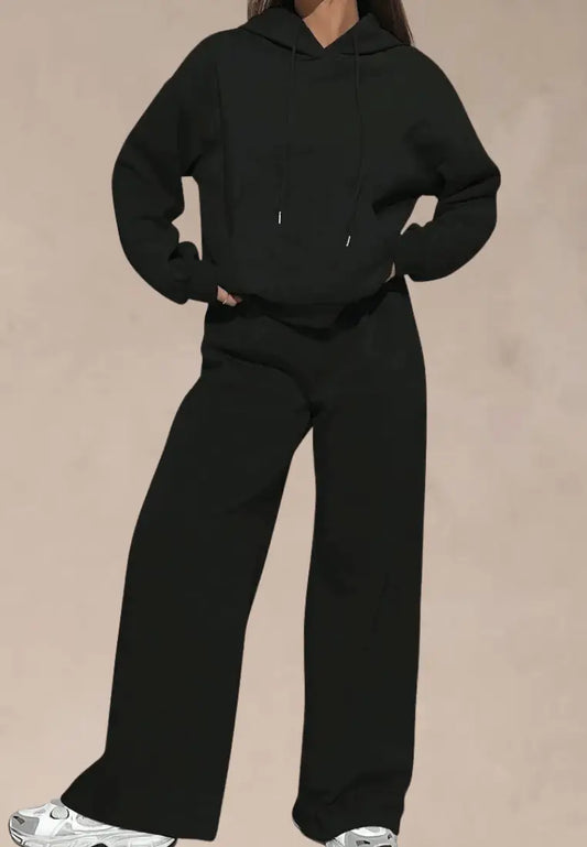 Czarny komplet dresowy damski z kapturem i szerokimi nogawkami