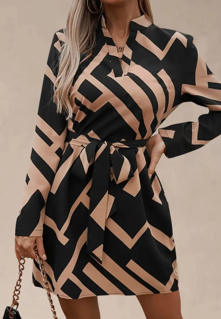 Beżowo-czarna sukienka z geometrycznym wzorem i paskiem