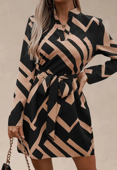 Beżowo-czarna sukienka z geometrycznym wzorem i paskiem