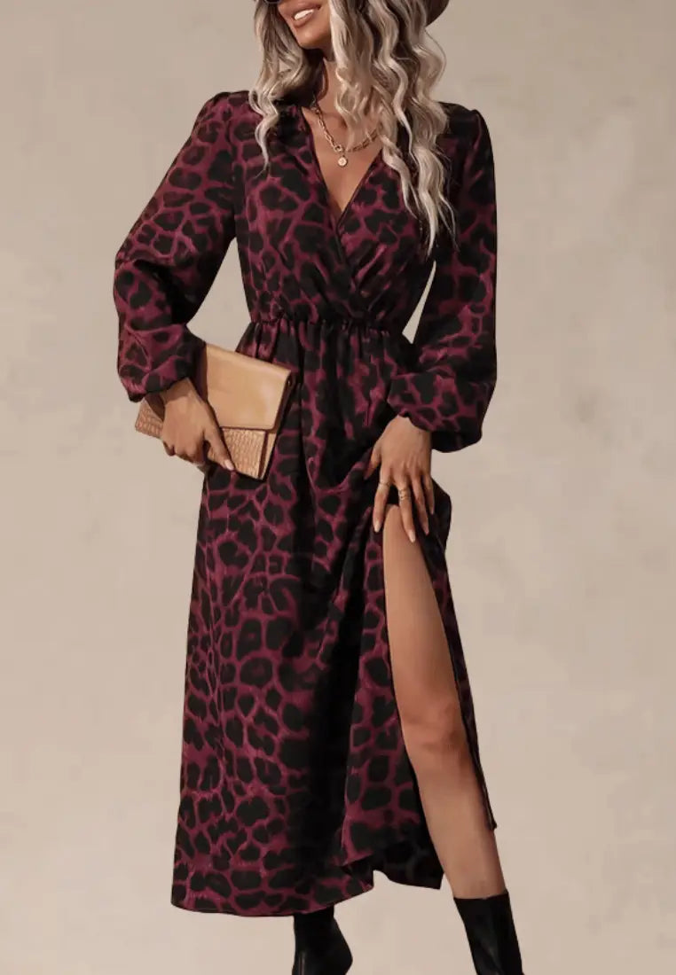 Bordowo‑czarna sukienka maxi w panterkę z kopertowym dekoltem