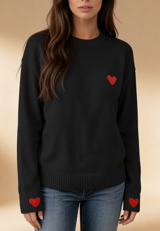 Czarny sweter damski z czerwonymi serduszkami na piersi i rękawach