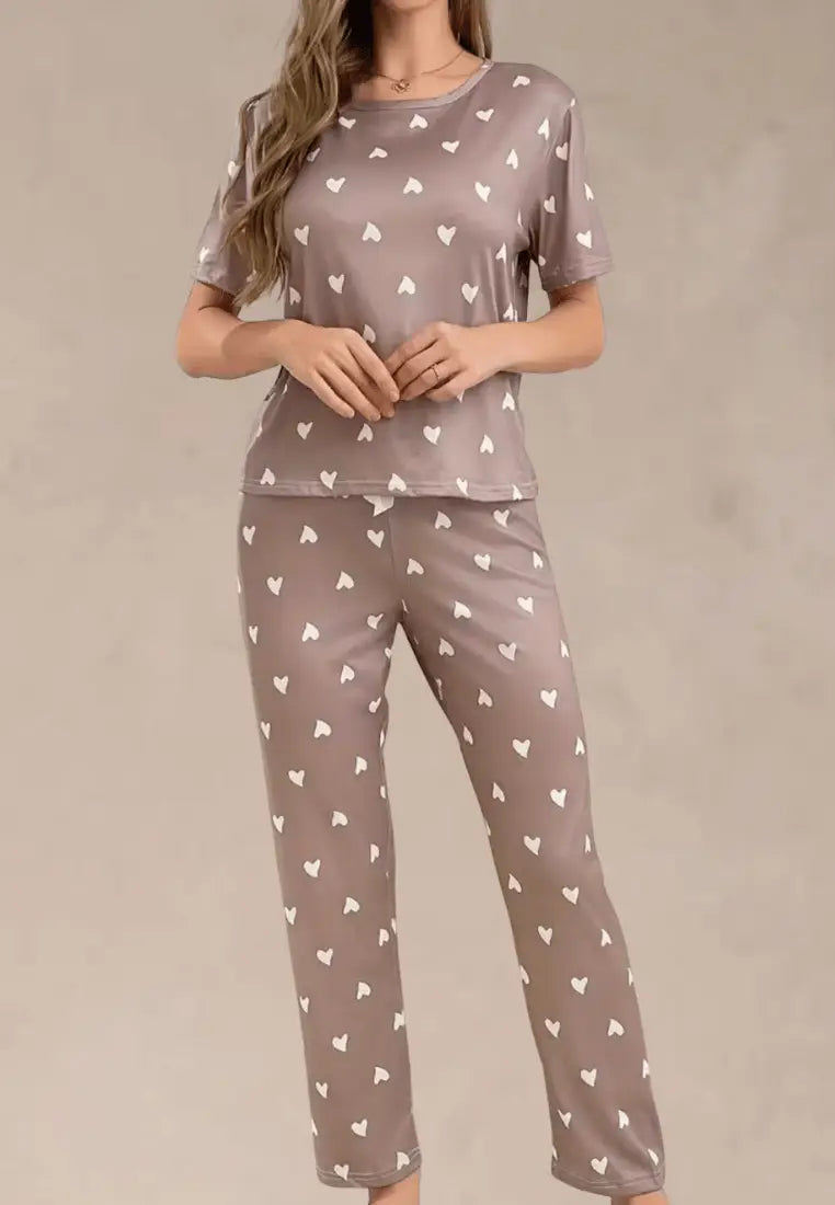 Brązowy komplet piżamowy damski z krótkim rękawem i długimi spodniami w białe serca