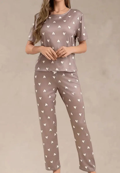 Brązowy komplet piżamowy damski z krótkim rękawem i długimi spodniami w białe serca