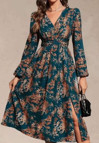 Zielona sukienka midi w kwiatowy wzór z rozcięciem i długim rękawem