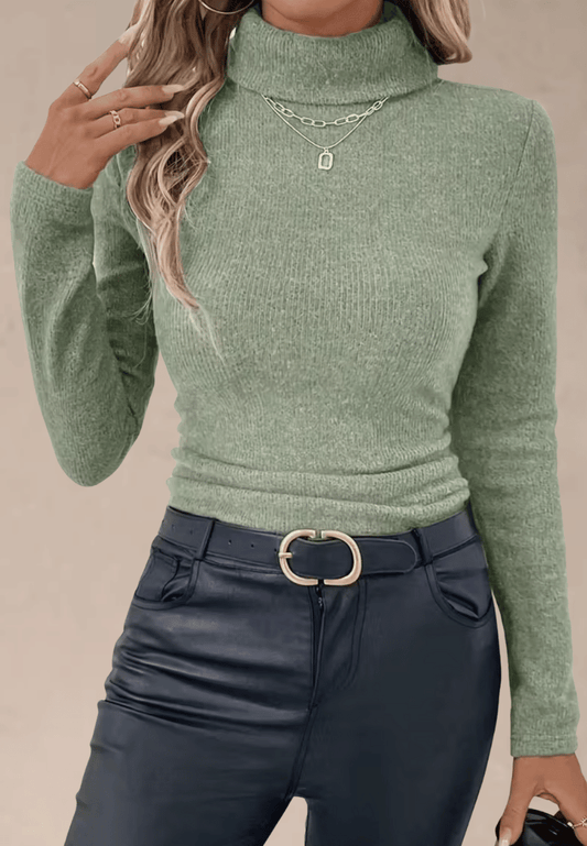 Jasnozielony golf damski z miękkiej dzianiny o kobiecym kroju