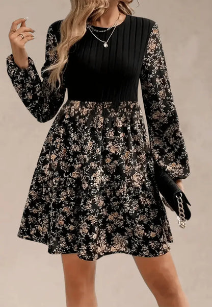 Czarna sukienka z prążkowaną górą i kwiatowym dołem