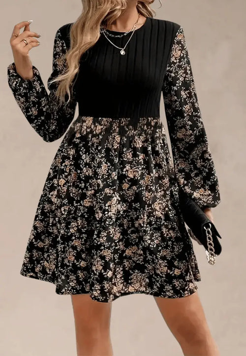 Czarna sukienka z prążkowaną górą i kwiatowym dołem