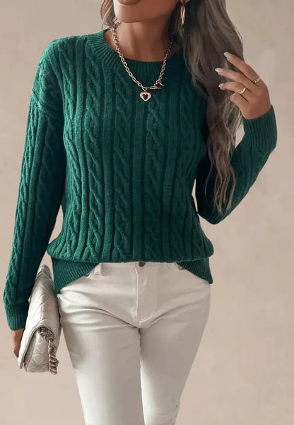 Zielony sweter damski z warkoczowym splotem i okrągłym dekoltem