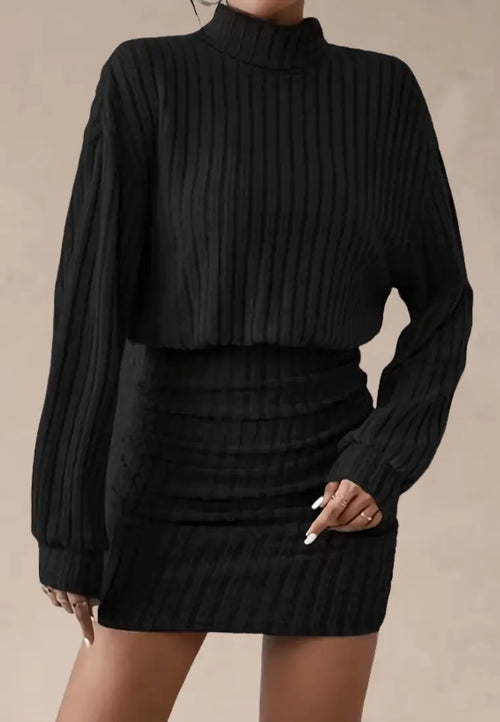 Czarna sukienka prążkowana dzianinowa z golfem i długim rękawem