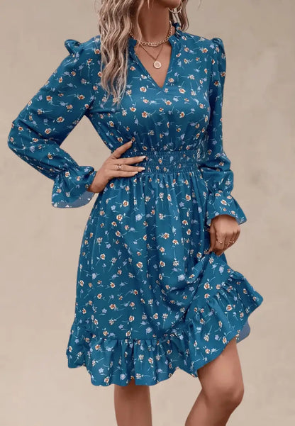 Niebieska sukienka w kwiaty z falbaną i gumką w talii