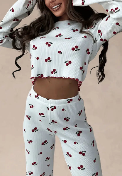 Biały komplet piżamowy damski z długim rękawem i długimi spodniami w wiśnie